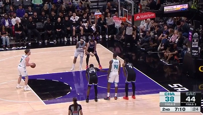 什么叫顶级射手！克尼佩尔兜出来直接三分 德罗赞扑防不及送加罚