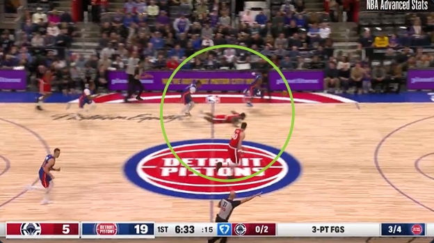 kaiyun-惨!小卡左膝受伤瞬间曝光:先被奥萨尔撞 马上又被里德撞翻在地